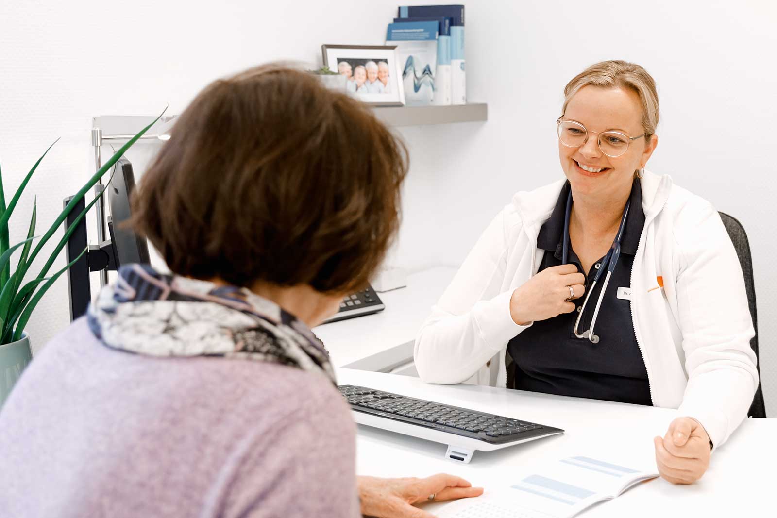 Dr. Raude im Gespräch mit einer Patientin im Herz- und Diabeteszentrum Osnabrück