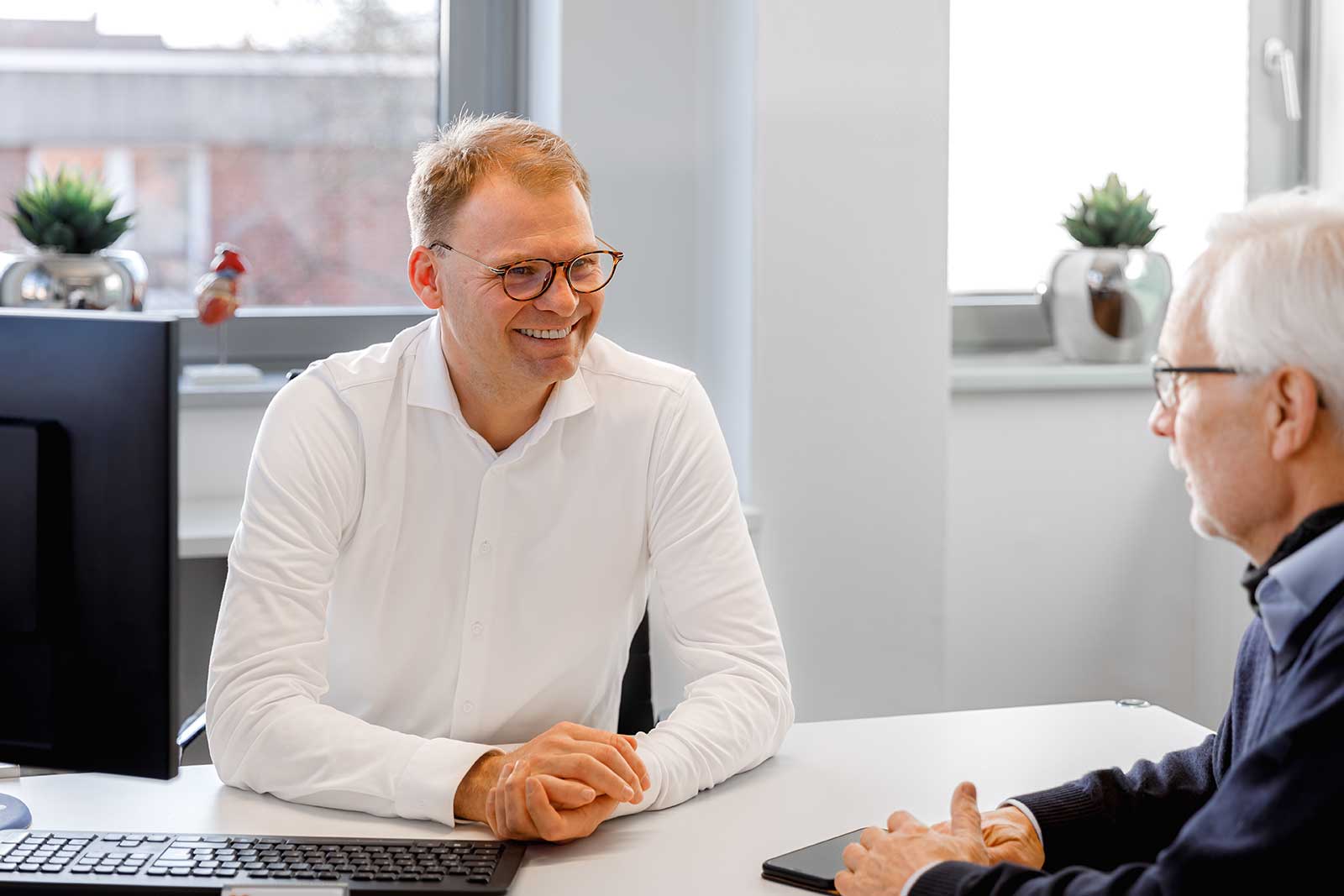 Dr. Bersch, Kardiologe im Herz- und Diabeteszentrum Osnabrück, im Gespräch mit einem Patienten